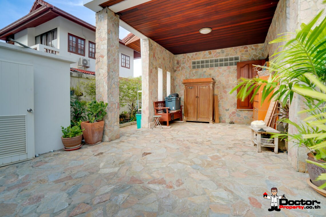 3 Bedroom Thai Style House with Pool in Bangrak, Koh Samui – For Sale